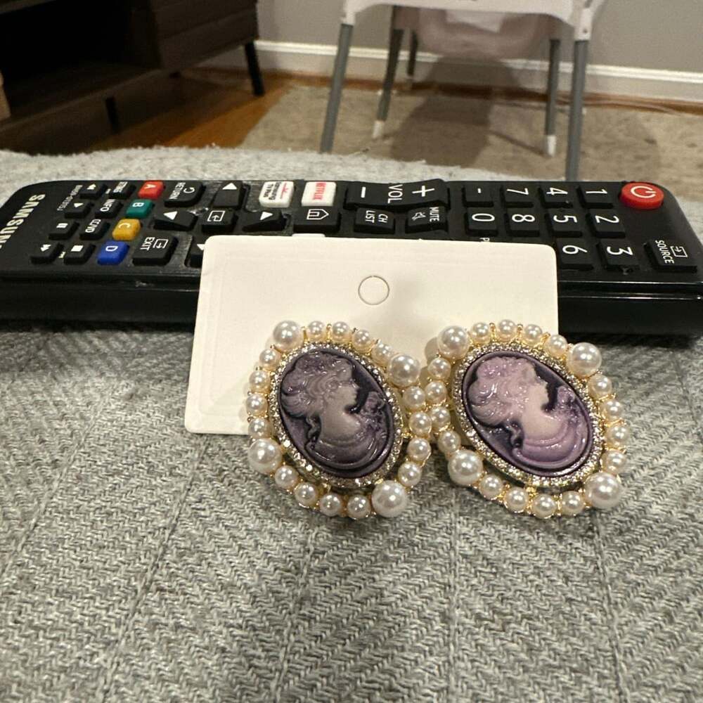 Vintage Style Purple Cameo Oval Pearl Frame Stud Earrings